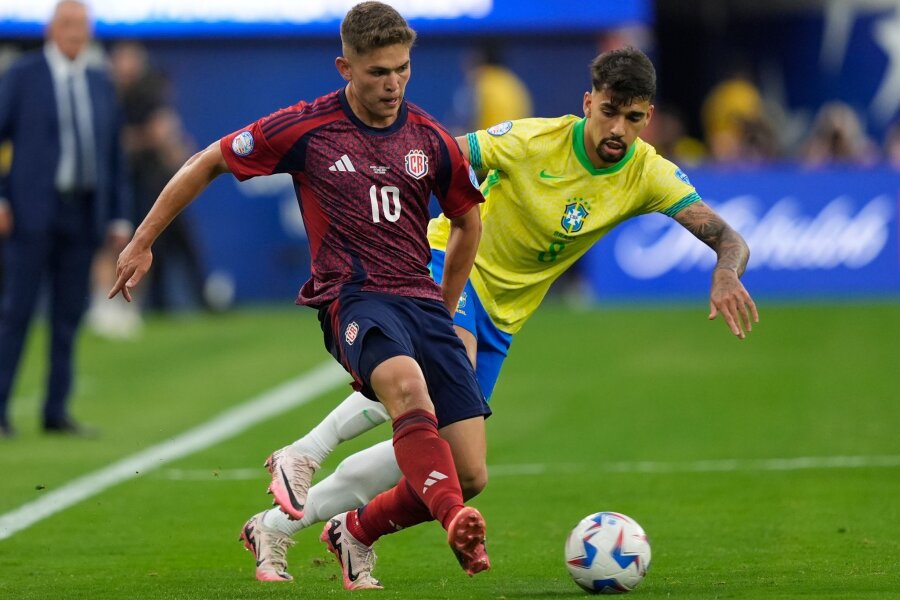 Brasilien startet mit Nullnummer gegen Costa Rica - Der Brasilianer Lucas Paqueta (r.) im Duell mit Brandon Aguilera aus Costa Rica.