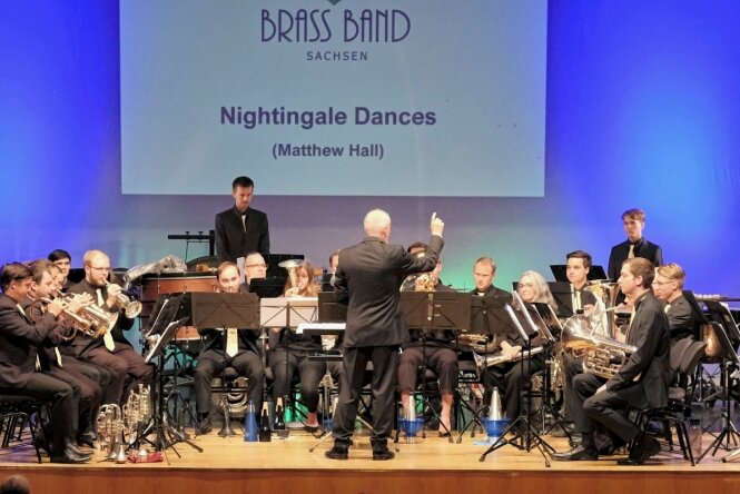 Brass Band Sachsen gibt gelungenen Einstand im Neuberinhaus - Die Brass Band Sachsen gilt mit ihren 25 Blechbläsern und drei Schlagzeugern als einmalig im Freistaat.