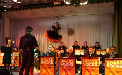 Brasssocks bringen spanisches Flair in den Musikwinkel - Die Brasssocks mit ihrer neuen Sängerin Marie Werner-Gander (links) am Samstag beim Spanischen Abend auf der Bühne im Saal vom Gasthof zum Walfisch in Zwota. 