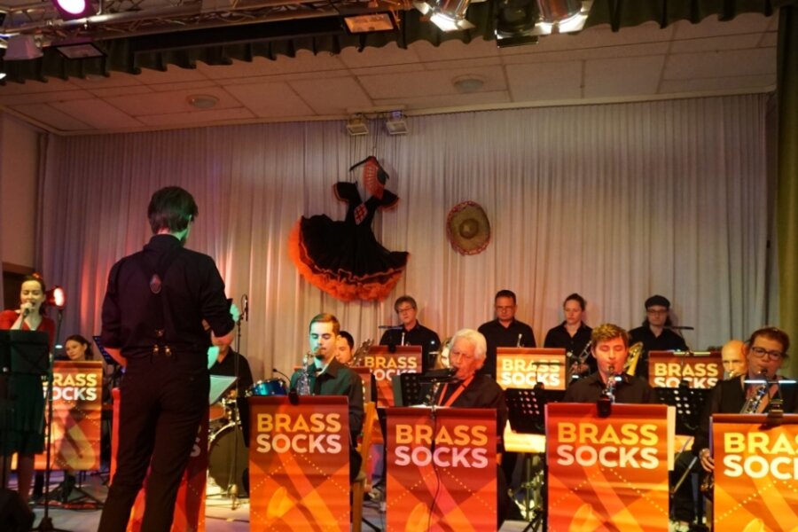 Brasssocks bringen spanisches Flair in den Musikwinkel - Die Brasssocks mit ihrer neuen Sängerin Marie Werner-Gander (links) am Samstag beim Spanischen Abend auf der Bühne im Saal vom Gasthof zum Walfisch in Zwota. 