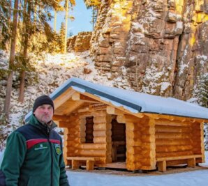 Braucht der Wald im Erzgebirge wirklich eine Winterruhe? - Claus Mittag an der Schutzhütte an den Teufelssteinen bei Johanngeorgenstadt, die der Sachsenforst in diesem Jahr errichtet hat. 