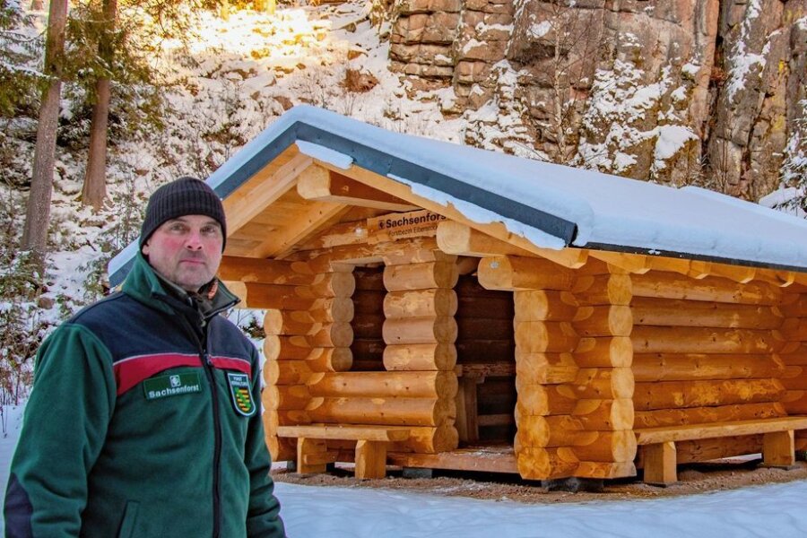 Braucht der Wald im Erzgebirge wirklich eine Winterruhe? - Claus Mittag an der Schutzhütte an den Teufelssteinen bei Johanngeorgenstadt, die der Sachsenforst in diesem Jahr errichtet hat. 