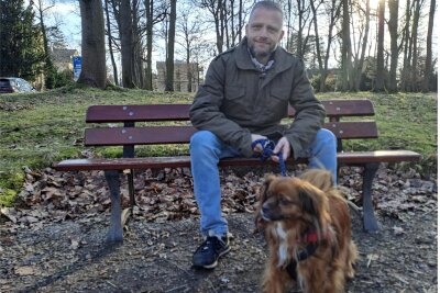Braucht Glauchau eine Hundewiese in der Stadt? - Daniel Grünhard mit „Hatchi“ auf einer Bank im Glauchauer Schlosspark. Dort herrscht Leinenzwang.