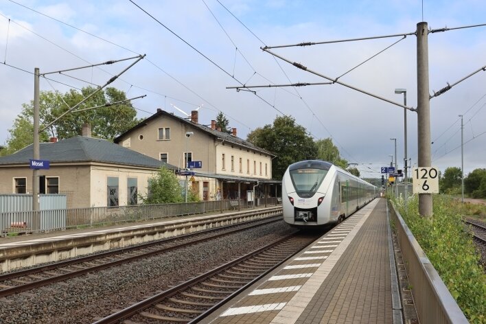 Braucht VW einen eigenen Bahnhof? - Der Bahnhof Mosel ist nicht mehr im Bestzustand. Das Bahnhofsgebäude hat bereits ausgedient. Doch eine Verlegung des Haltepunktes zum Volkswagenwerk erscheint derzeit unwahrscheinlich. 