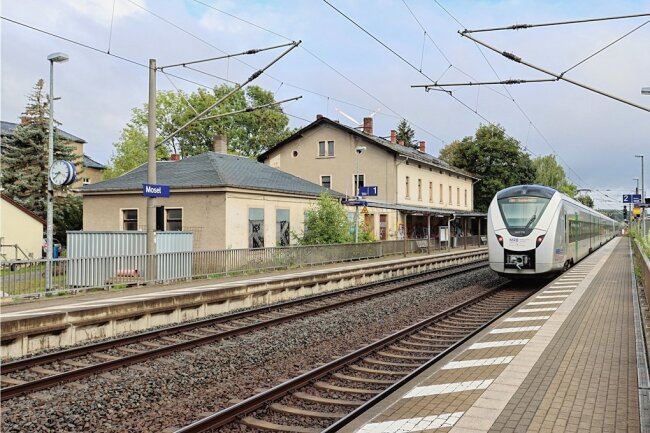 Der Bahnhof Mosel ist nicht mehr im Bestzustand. Das Bahnhofsgebäude hat bereits ausgedient. Doch eine Verlegung des Haltepunktes zum Volkswagenwerk erscheint derzeit unwahrscheinlich. 