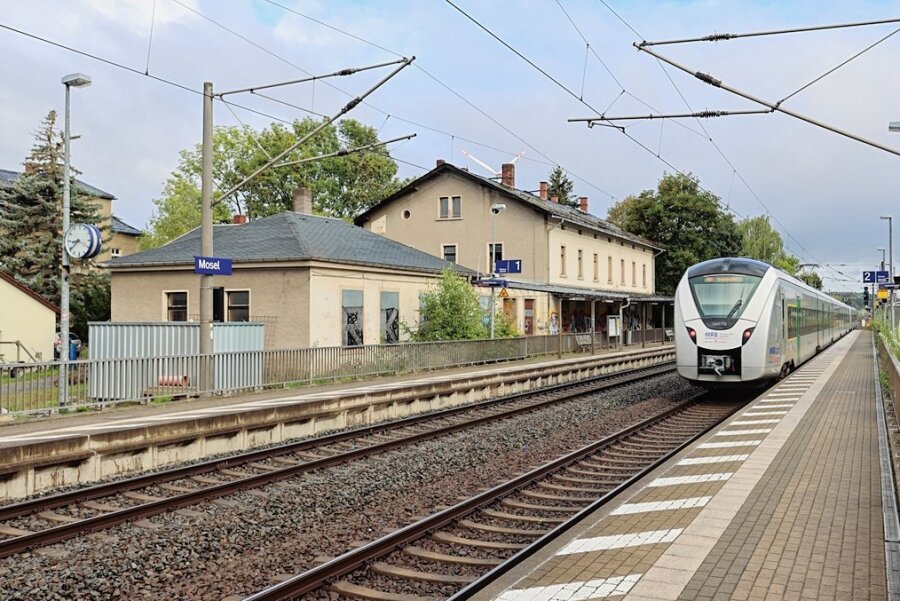 Braucht VW in Zwickau einen eigenen Bahnhof? - Der Bahnhof Mosel ist nicht mehr im Bestzustand. Das Bahnhofsgebäude hat bereits ausgedient. Doch eine Verlegung des Haltepunktes zum Volkswagenwerk erscheint derzeit unwahrscheinlich. 