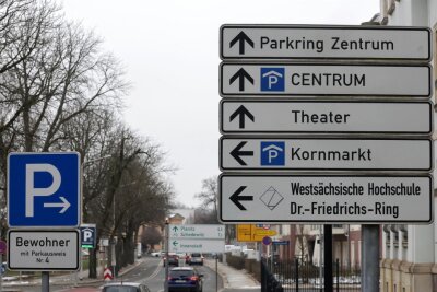 Braucht Zwickau ein elektronisches Parkleitsystem? - Bisher gibt es in Zwickau einfache Schilder, die den Weg zum nächsten Parkplatz weisen. Muss es künftig eine digitale Echtzeit-Anzeige sein?
