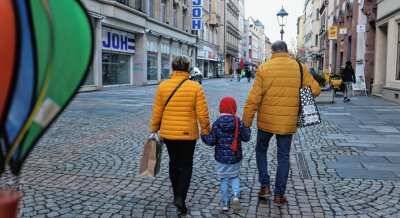 Braucht Zwickau ein Shoppingportal? - Auf der Hauptstraße in Zwickau macht eine Familie einen Einkaufsbummel. 