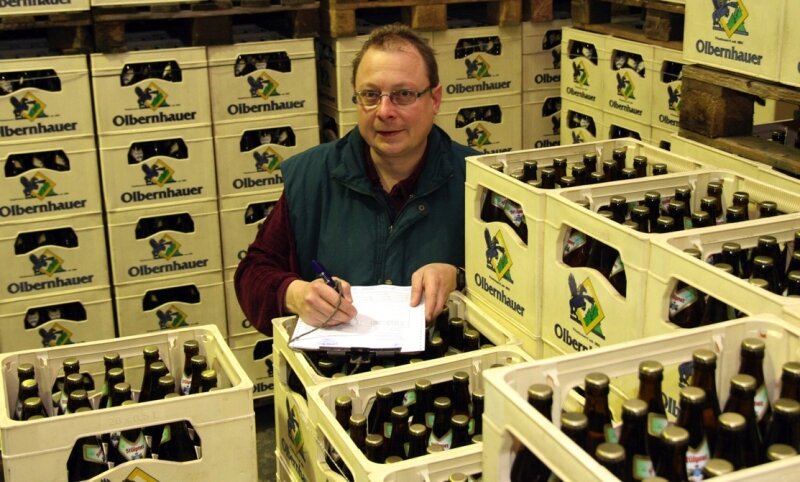 Brauerei steht Schicksalstag bevor - 
              <p class="artikelinhalt">Brauer Thoralf Ihle koordiniert im Lager der Privatbrauerei Olbernhau die Lieferungen für Kunden. </p>
            
