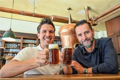 Brauereimarkt in Chemnitz: Das ist der Hit in diesem Jahr - Machen vor, wie gediegener Biergenuss im Achtel-Liter-Glas funktioniert: die Gastronomen Henrik Bonesky und André Donath (r.).