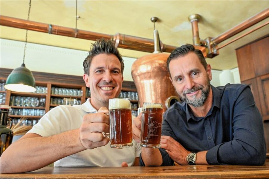 Brauereimarkt in Chemnitz: Das ist der Hit in diesem Jahr - Machen vor, wie gediegener Biergenuss im Achtel-Liter-Glas funktioniert: die Gastronomen Henrik Bonesky und André Donath (r.).