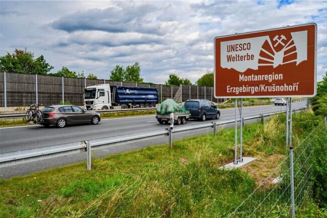 Braune Autobahnschilder in Sachsen: Diese App erzählt die Geschichten dahinter - Etwa 3400 braune Autobahnschilder gibt es in Deutschland, davon 169 in Sachsen. Eines der jüngsten ist der Hinweis auf die Montanregion. Das Werbeschild befindet sich an der A 72. 