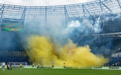 Braunschweig: Fast 200.000 Euro Geldstrafe nach Derby - Fans von Braunschweig verursachten mit Pyrotechnik Schäden in sechststelliger Höhe: