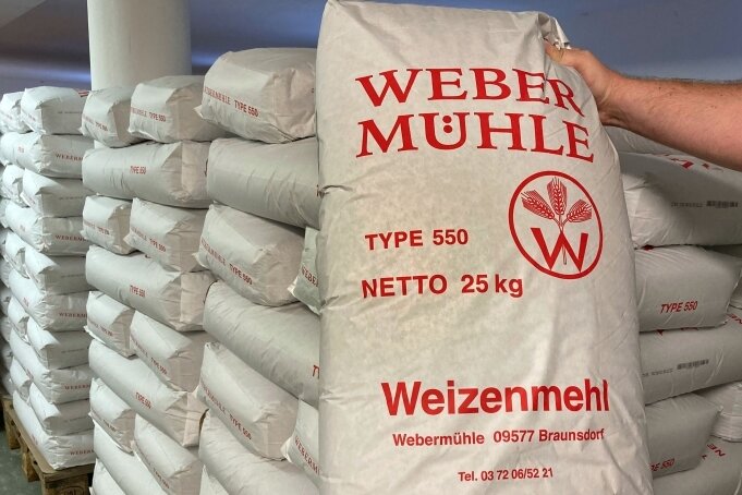 Braunsdorf liefert Mehl für 350 Bäckereien - Jeder der 25-Kilo-Säcke, die in zwei großen Räumen gelagert werden, trägt die Aufschrift "Webermühle".