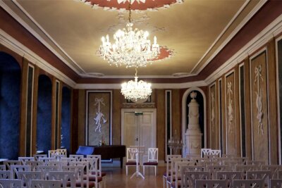Brautpaare müssen im Vogtland bei Heirat im Schloss Leubnitz künftig mehr bezahlen - Der stilvolle Weiße Saal.