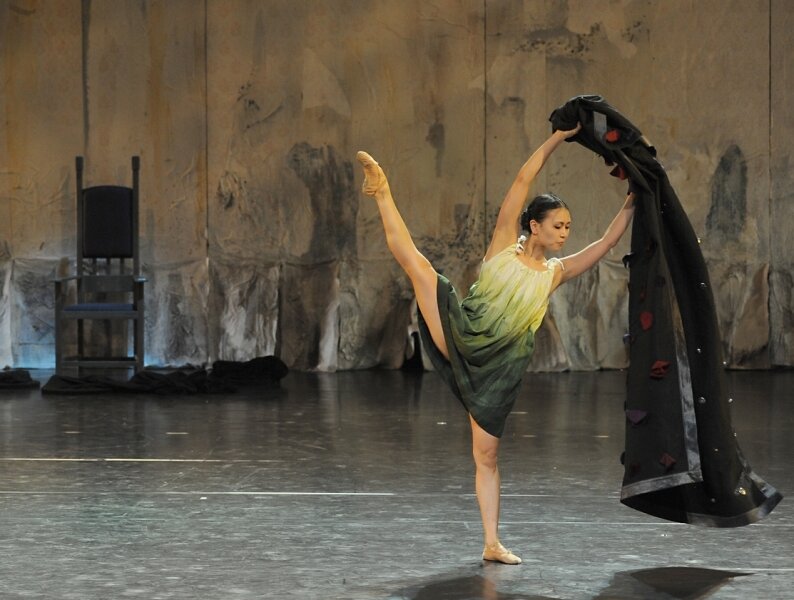 Maki Taketa verkörpert in der Ballett-Inszenierung von Torsten Händler eine der fünf Töchter mit unverwechselbarem Charakter.