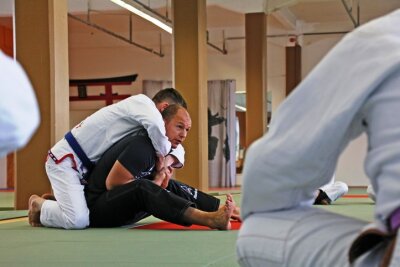 Brazilian-Jiu-Jitsu: Schwarzgurt aus Estland gibt Seminar in Zwickau - Priit Mihkelson (2. v. l.) während des Seminars am Samstag.