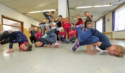 Breaking: Kinder schnuppern in künftig olympische Tanzsportart - Dennis Weyreder alias Denzko (hinten) mit den Kindern vom Breakdance-Kurs im Jugendfreizeitzentrum Brand-Erbisdorf. 