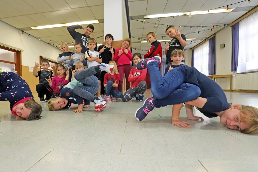 Breaking: Kinder schnuppern in künftig olympische Tanzsportart - Dennis Weyreder alias Denzko (hinten) mit den Kindern vom Breakdance-Kurs im Jugendfreizeitzentrum Brand-Erbisdorf. 