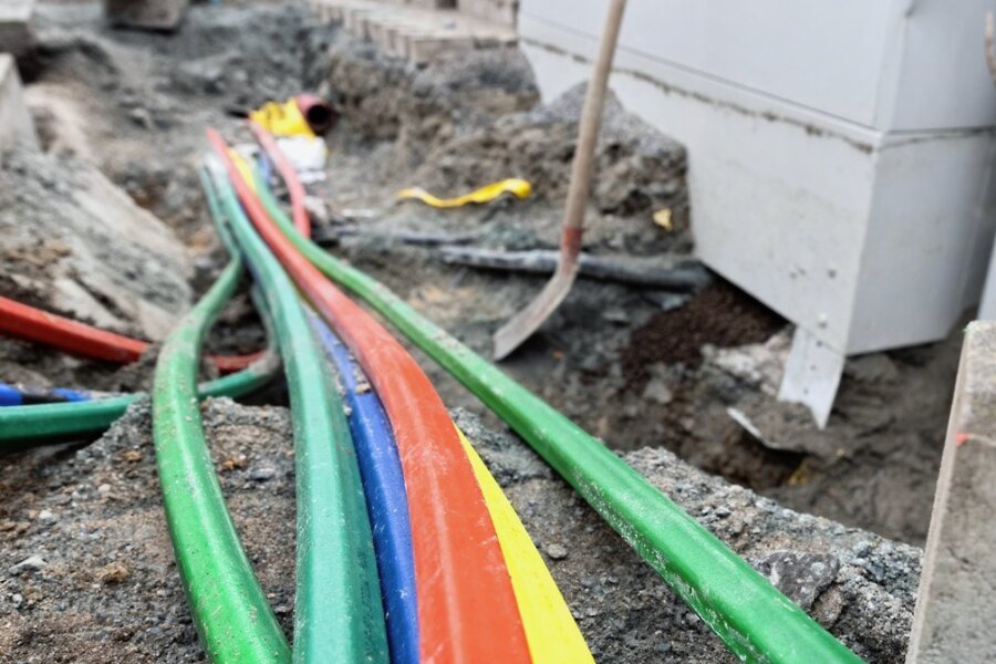 Breitband-Ausbau in Geyer startet: Glasfasernetz für gut 2300 Haushalte geplant - In Geyer soll ab 2023 ein Glasfasernetz für gut 2300 Haushalte entstehen. Zwei Anbieter unterbreiten entsprechende Angebote.