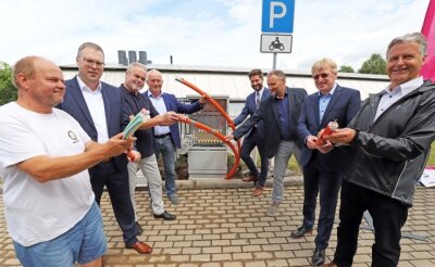Breitbandausbau bleibt Mega-Posten - Startschuss in Hetzdorf: Im Juli hatte sich Bürgermeister Andreas Beger (4. von links) mit Bau- und IT-Fachleuten am ersten Netzverteiler getroffen. Ende 2022 soll der Breitbandausbau vollendet sein. 