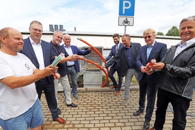 Startschuss in Hetzdorf: Im Juli hatte sich Bürgermeister Andreas Beger (4. von links) mit Bau- und IT-Fachleuten am ersten Netzverteiler getroffen. Ende 2022 soll der Breitbandausbau vollendet sein. 