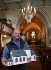 Breitenborner sanieren ihre Kirche fast im Alleingang - Sven Weise zeigt ein Model der Kirche, das als Spendendose dient und mit dem Geld für die weitere Sanierung gesammelt wird.
