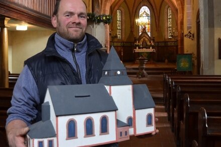 Breitenborner sanieren ihre Kirche fast im Alleingang - Sven Weise zeigt ein Model der Kirche, das als Spendendose dient und mit dem Geld für die weitere Sanierung gesammelt wird.