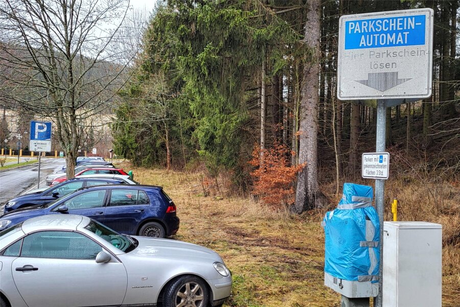 Breitenbrunn kauft neue Parkscheinautomaten – und prüft weitere Standorte in Ortsteilen - Der verhüllte Parkscheinautomat am Graupnerweg in Erlabrunn, Richtung Kliniken. Das defekte Gerät soll schnellstmöglich ersetzt werden.