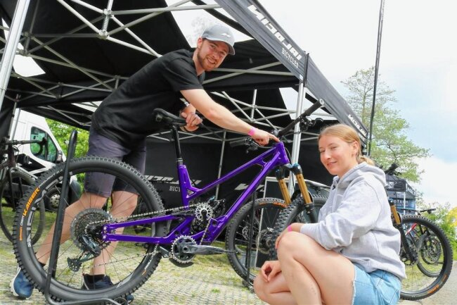 Breitenbrunn: Testival lockt hunderte Mountainbike-Fans auf den Rabenberg - Hendrik Schlünß vom Hersteller Nicolai zeigt Anna das neue Modell Nucleon 16. 