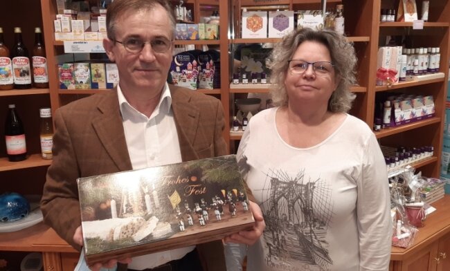 Breitenbrunner Apotheker mit Danke-Stollen überrascht - Apotheker Lutz Stöckert und seine Ehefrau Heike mit dem Danke-Stollen, den sie wenige Tage vor Weihnachten überreicht bekamen. 