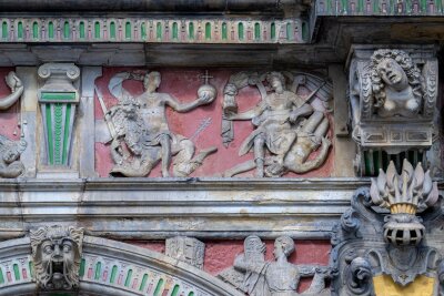 Bremer Rathaus und Roland: Von geheimer Bar bis Schatzkammer - Ein Relief an der Rathausfassade zeigt die Figur eines knienden Papstes, dem der Papststab im Hintern steckt.