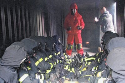 Brennend heiß: Geringswalder Feuerwehrleute üben bei 600 Grad Celsius - Die Feuerwehrleute werden im Container gleich eine Temperatur von mehr als 600 Grad ertragen.