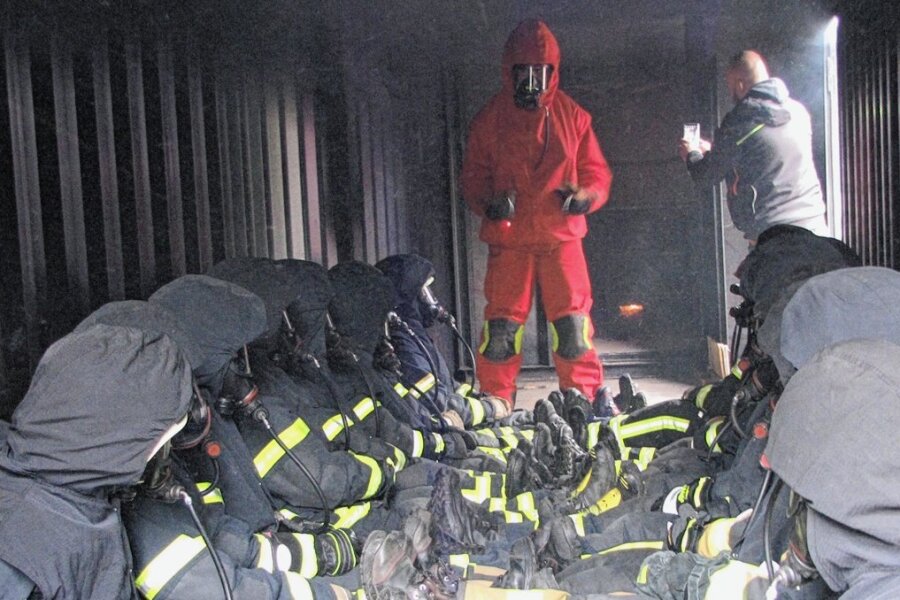 Brennend heiß: Geringswalder Feuerwehrleute üben bei 600 Grad Celsius - Die Feuerwehrleute werden im Container gleich eine Temperatur von mehr als 600 Grad ertragen.