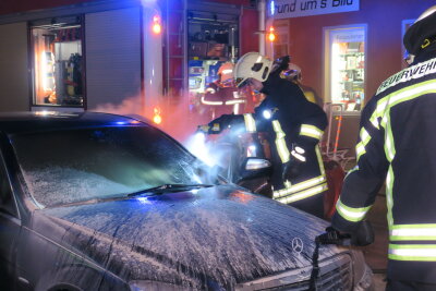 Brennende Autos, Container in Flammen: Mehrere Einsätze in Aue-Schwarzenberg - In Aue brannte am Sonntagabend ein Mercedes, nachdem ein Böller auf der Frontscheibe gelandet war.