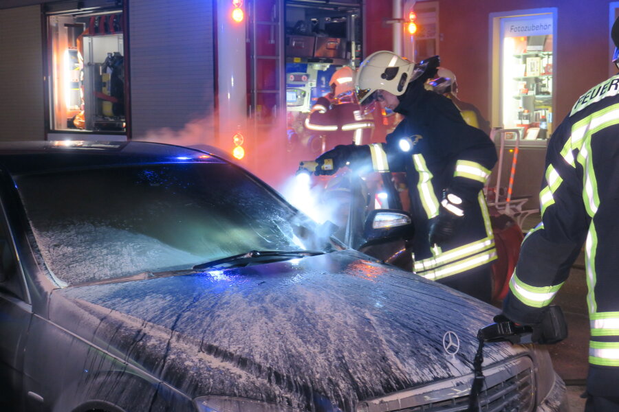 Brennende Autos, Container in Flammen: Mehrere Einsätze in Aue-Schwarzenberg - In Aue brannte am Sonntagabend ein Mercedes, nachdem ein Böller auf der Frontscheibe gelandet war.
