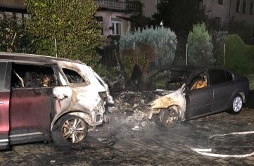 Brennende Autos in Werdau - Beide Fahrzeuge sind nur noch Schrott. 