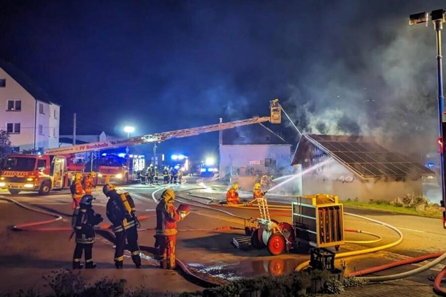 Brennende E-Autos halten Einsatzkräfte im Erzgebirge in Atem - Mehrere Feuerwehren waren in der Nacht wegen eines großen Brandes in Bärenstein im Einsatz.