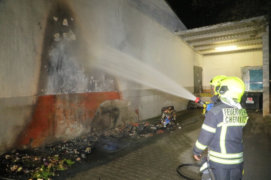 Brennende Müllcontainer an Einkaufsmarkt - Polizei ermittelt wegen Brandstiftung