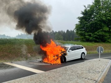 Brennender BMW an der B 93 - 
