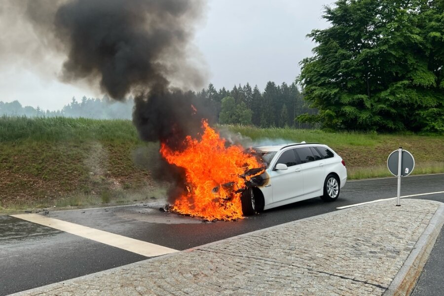 Brennender BMW an der B 93 