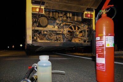 Brennender Bus in Stützengrün - Fahrer löscht Flammen - 