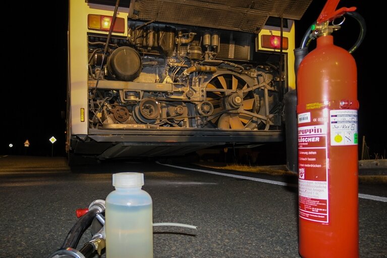 Brennender Bus in Stützengrün - Fahrer löscht Flammen - 