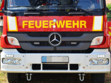 Brennender Holzstapel in Flöha: Polizei ermittelt wegen Brandstiftung - 