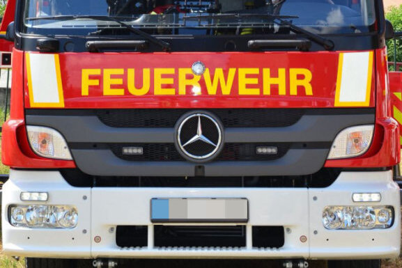 Brennender Holzstapel in Flöha: Polizei ermittelt wegen Brandstiftung - 