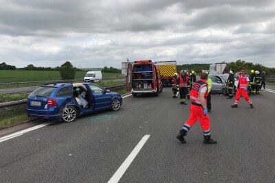 Brennender Lkw und schwerer Unfall - Stau auf der A4 beim Dreieck Nossen - Bei einem Unfall auf der A4 zwischen Siebenlehn und Dreieck Nossen sind mehrere Personen verletzt worden. 