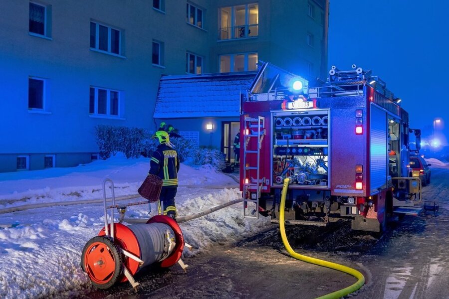 Brennender Mülleimer: Großeinsatz der Feuerwehr in Schöneck - Mehrere Feuerwehren, insgesamt etwa 50 Rettungskräfte, waren am Freitag in Schöneck im Einsatz. 