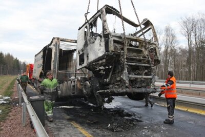 Brennender Sattelzug bremst Pendler aus - Dieser Laster brannte am Freitag auf der A4 aus.