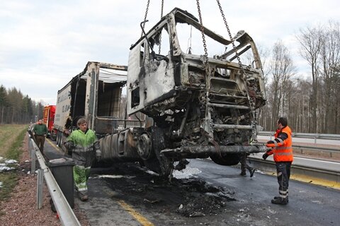 Brennender Sattelzug bremst Pendler aus - Dieser Laster brannte am Freitag auf der A4 aus.