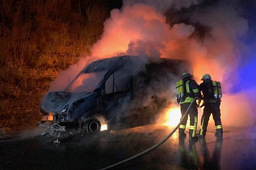 Dieser Transporter brannte am Donnerstagabend auf der Westtrasse in Langenhessen vollständig aus. Der Fahrer konnte sich rechtzeitig aus dem brennenden Fahrzeug retten und blieb unverletzt. 